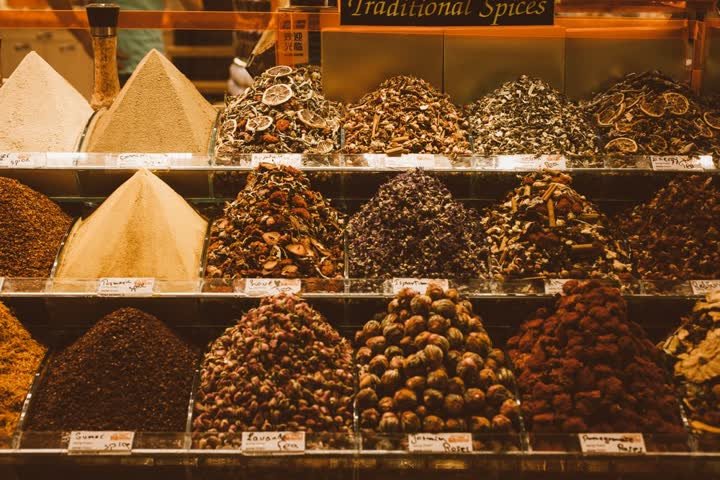 Étal d’épices dans un marché traditionnel