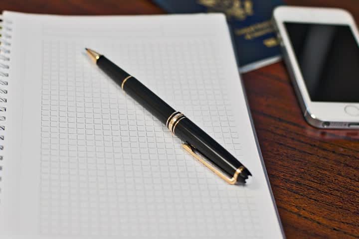Carnet, stylo et passeport sur un bureau