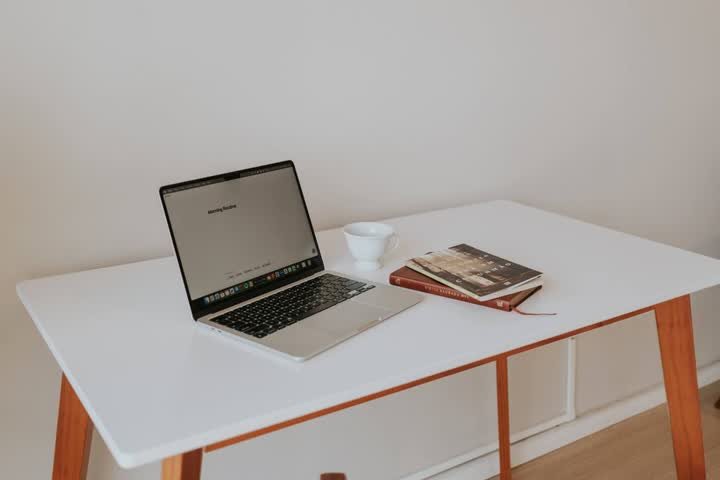 Bureau clair avec un ordinateur portable et des livres