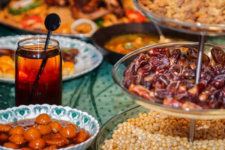 Table dressée avec dattes, thé et pâtisseries