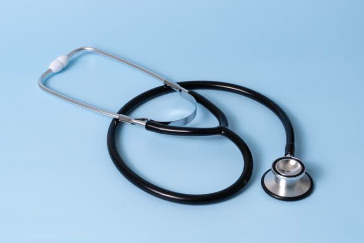 Stéthoscope posé sur un fond bleu