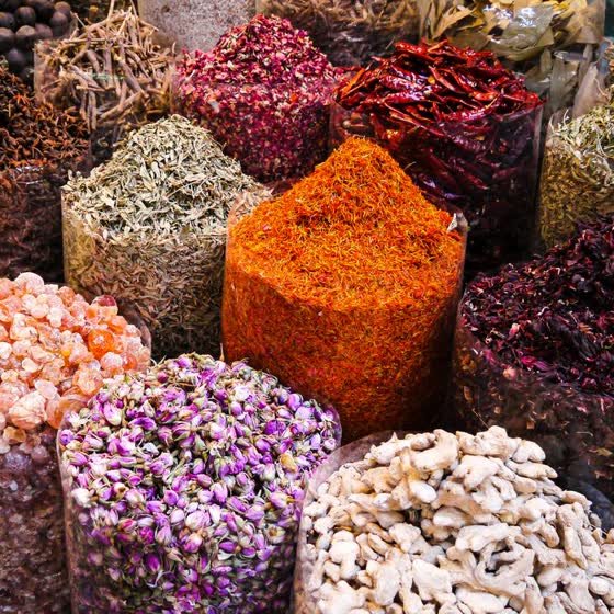 Étal d’épices et de plantes séchées au souk