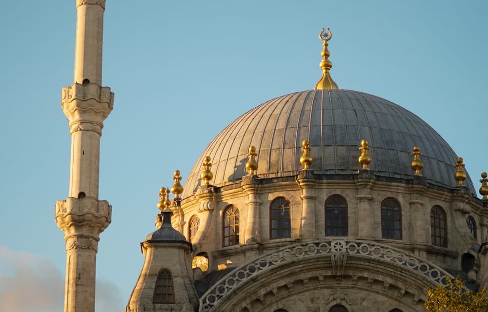 Coupole et minaret d’une mosquée au coucher du soleil